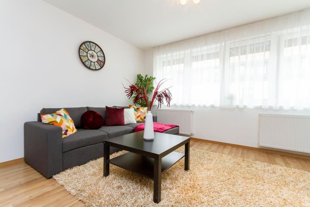 Family Lux Lounge In Voeroesmarty Street By Nw Apartman