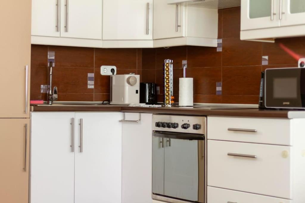 Family Lux Lounge In Voeroesmarty Street By Nw Apartman